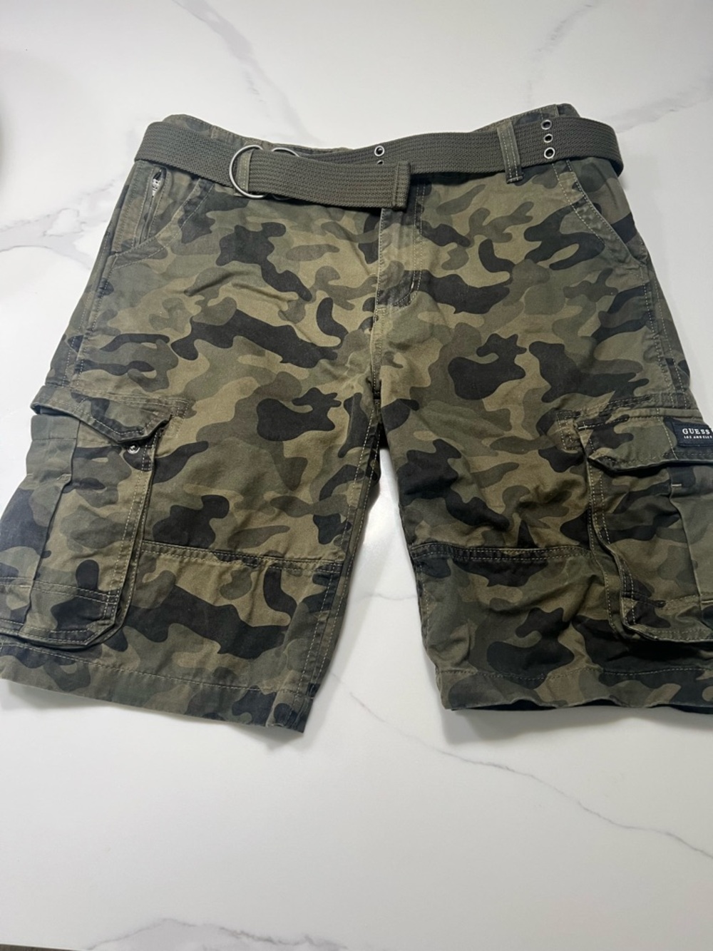 EUC GUES  Camo Cargo Men's Shorts - Olive Green with Belt. waist 36